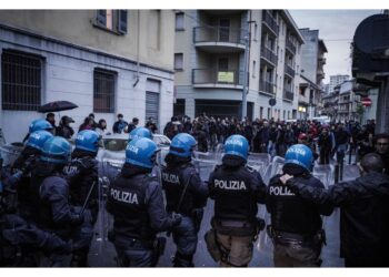 Cassonetti contro forze ordine che allontanano manifestanti