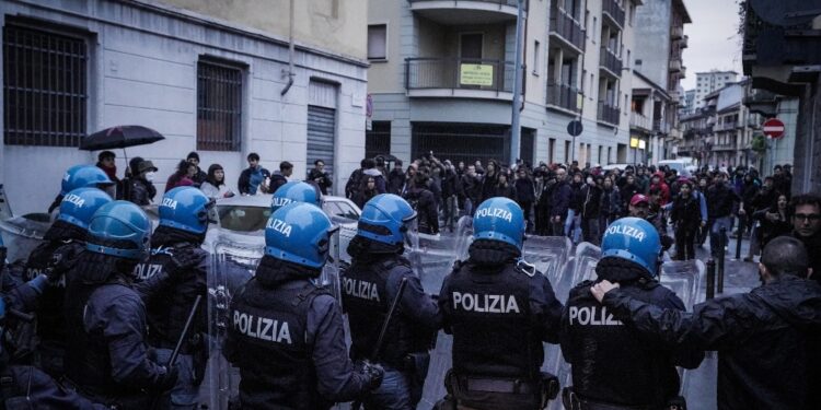 Cassonetti contro forze ordine che allontanano manifestanti