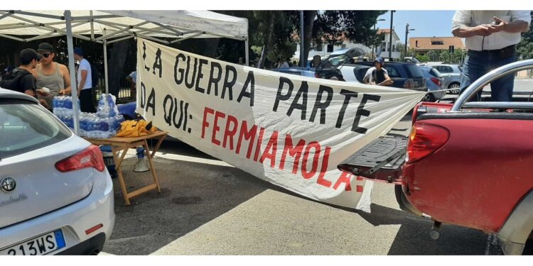 Manifestazione vicino a poligono dove si svolge Mare Aperto 2022