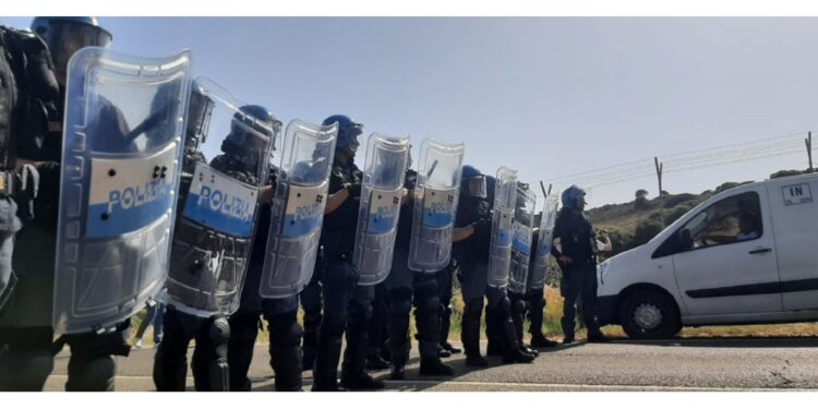 Tre manifestanti entrano per qualche metro nel poligono