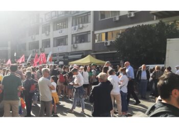 Centinaia di persone radunate in via Notarbartolo a Palermo