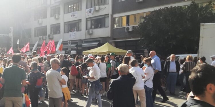 Centinaia di persone radunate in via Notarbartolo a Palermo