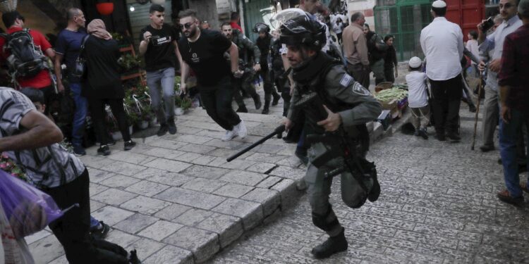 Alta tensione per manifestazione celebrativa ebraica