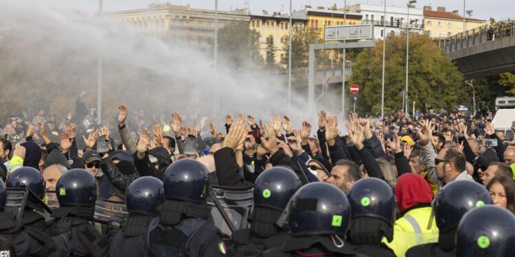 Manifestazioni risalenti a ottobre. Indagini della Polizia