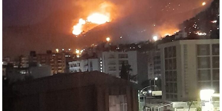 Forte vento di scirocco alimenta rogo