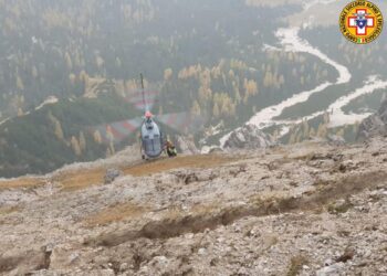 Corpo scoperto da ragazzi in un canalone