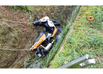 Sbalzato dalla sua moto all'altezza di una curva nel Bresciano