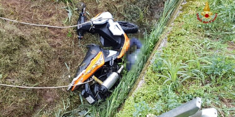 Sbalzato dalla sua moto all'altezza di una curva nel Bresciano