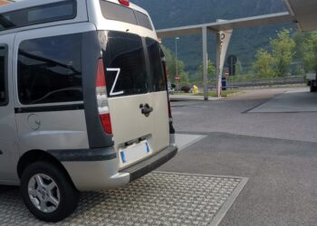 Utilitaria fa sosta in area di servizio della superstrada Mebo