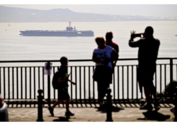 Visibile dal lungomare è stata fotografata da decine di persone