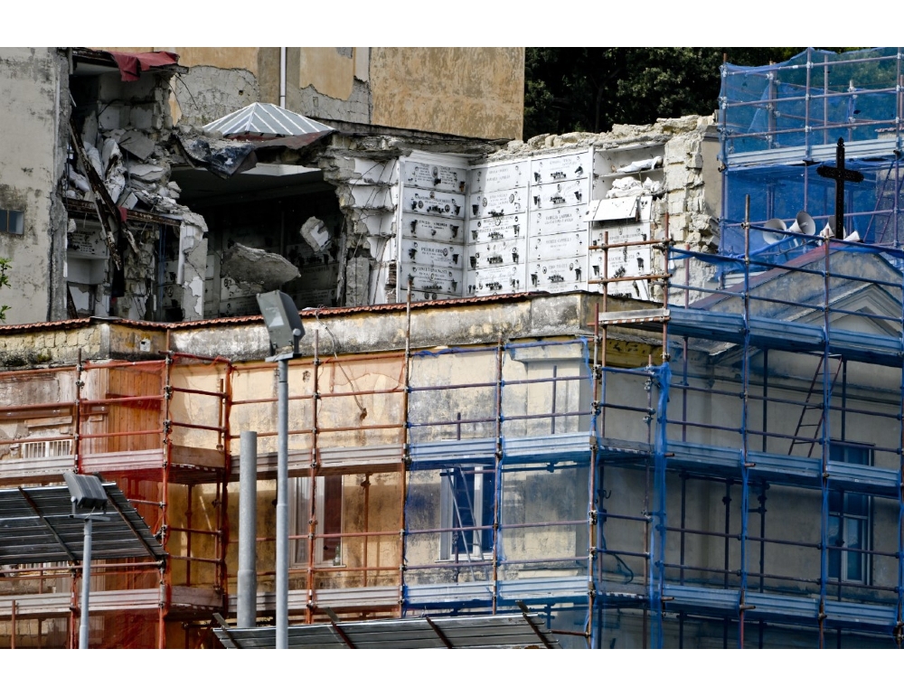 Loculi crollati da 5 mesi, protesta familiari a Napoli