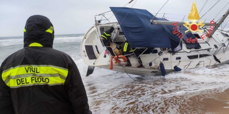 Tra loro donne e bambini. Erano su barca a vela che si é arenata