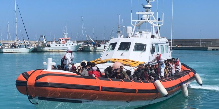 Soccorsi da Guardia costiera. Tanti i minori non accompagnati