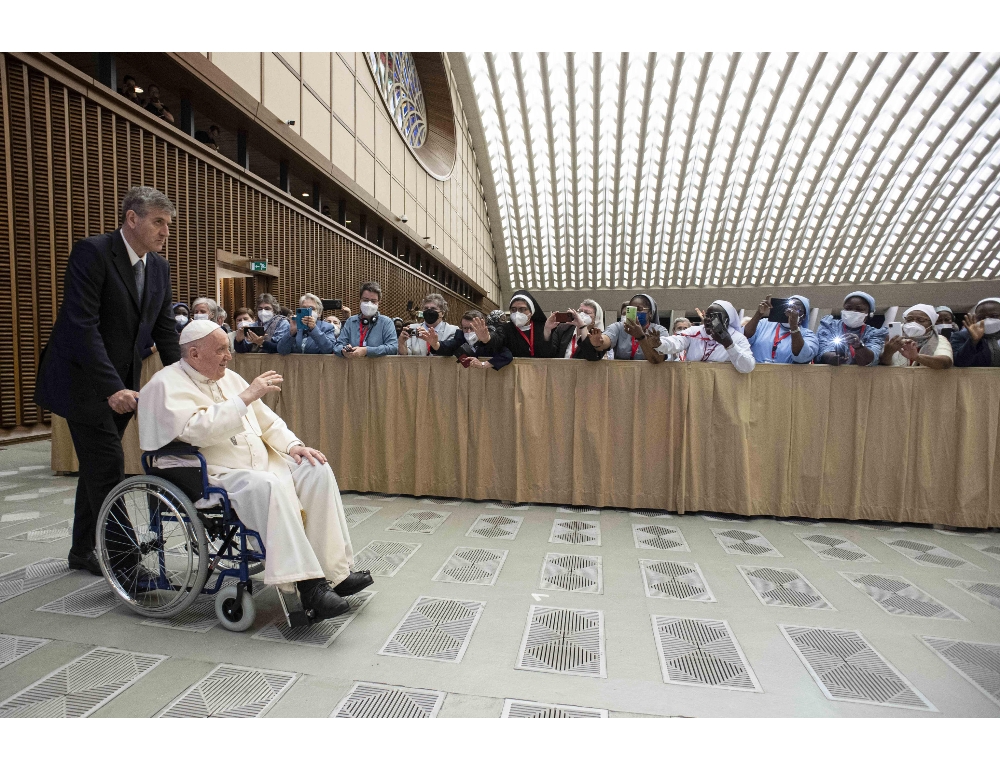 Papa arriva in carrozzina ad incontro con Superiore