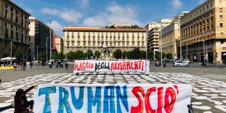 Striscioni contro presenza della portaerei Usa Truman