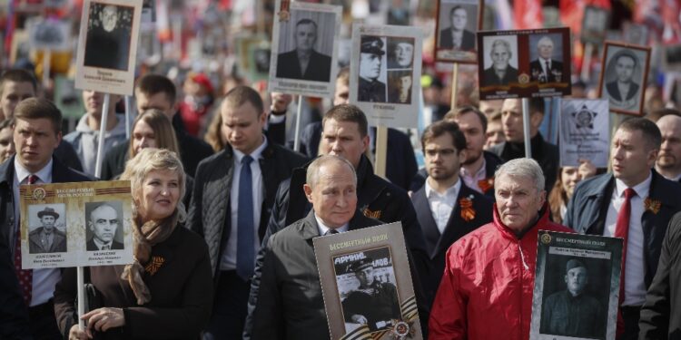 Il presidente russo ha partecipato a parata sulla Piazza Rossa
