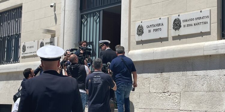 Gli 11 a bordo del mezzo rimorchiato dopo affondamento