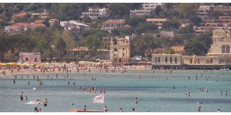 Migliaia di palermitani in spiaggia