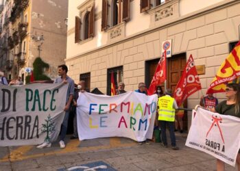 Bandiere e striscioni dal Comando militare fino al porto