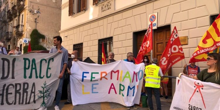 Bandiere e striscioni dal Comando militare fino al porto