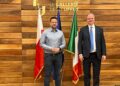 Primo cittadino capitale si sofferma davanti a ritratti polacchi
