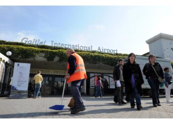 Terminal evacuato e traffico fermo per un'ora