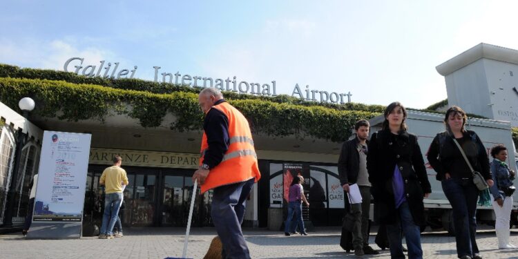 Terminal evacuato e traffico fermo per un'ora