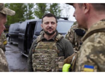 Il leader di Kiev durante la visita al fronte