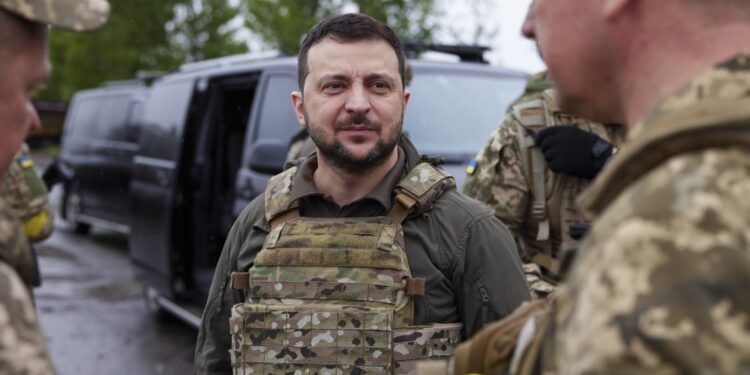 Il leader di Kiev durante la visita al fronte