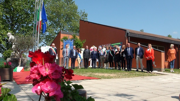 Alzate Brianza, nel giardino della scuola l’albero della memoria