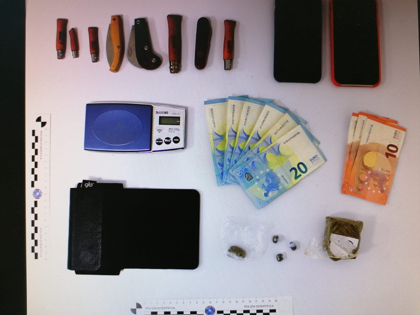 Droga in tasca e a casa, arrestato 18enne di Erba