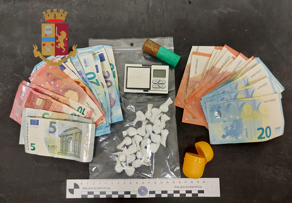 Sorpresi a spacciare speronano l’auto della polizia. Inseguiti e arrestati