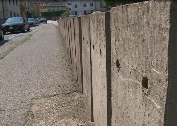 Il caso delle barriere in via Grandi a Como