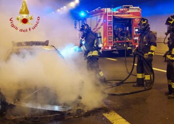 Incendio auto Tangenziale Como