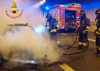 Incendio auto Tangenziale Como