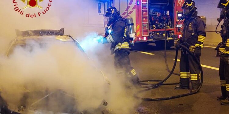 Incendio auto Tangenziale Como