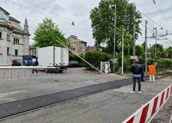 Camion abbatte la sbarra del passaggio a livello di viale Lecco