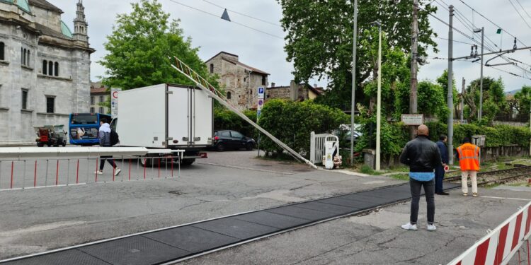 Camion abbatte la sbarra del passaggio a livello di viale Lecco