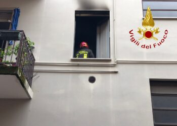 Fiamme in un appartamento a Como in via Torriani