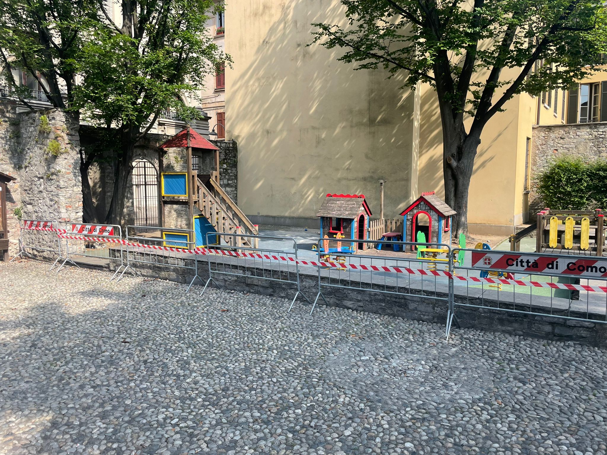 Rimangono le transenne  al parchetto di via Vittorio Emanuele a Como