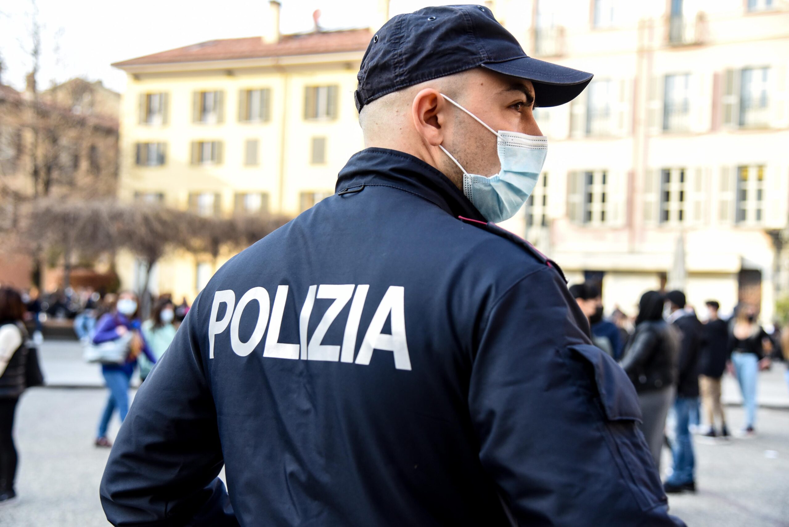 Pugni, calci e morsi ai poliziotti. Spacciatore fermato e arrestato