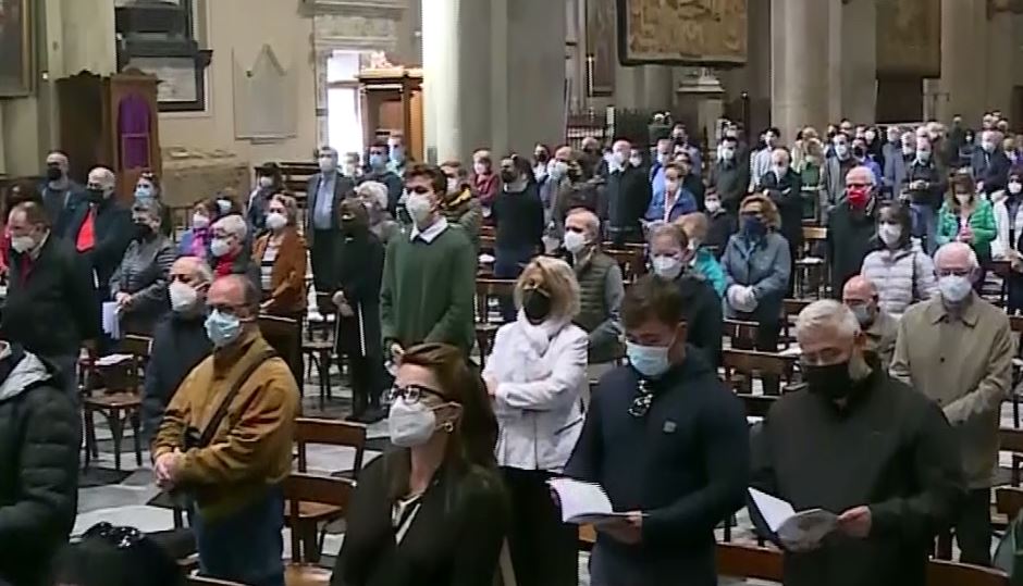 Mascherina al chiuso, va ancora usata a messa e catechismo