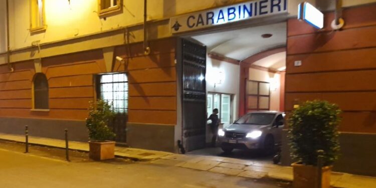 Corpo era stato trovato in auto vittima distrutta da incendio