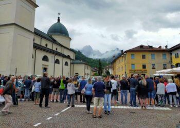 Ad Agordo in centinaia in strada per assistere passaggio feretro