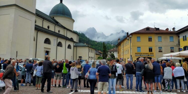 Ad Agordo in centinaia in strada per assistere passaggio feretro