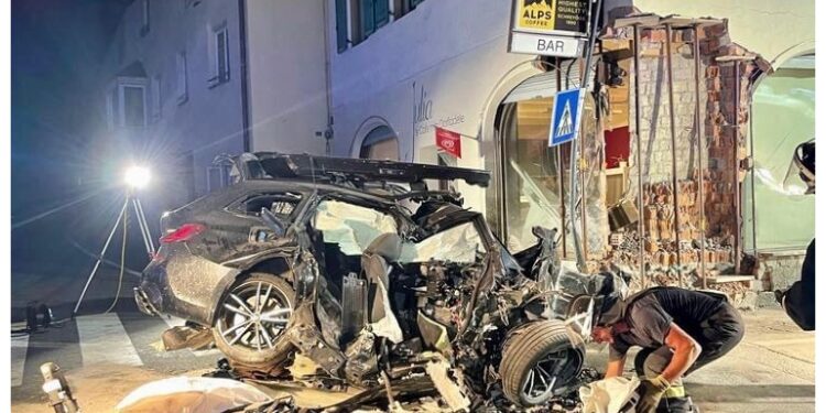 Vittima è un tedesco di 37 anni; danneggiato l'edificio