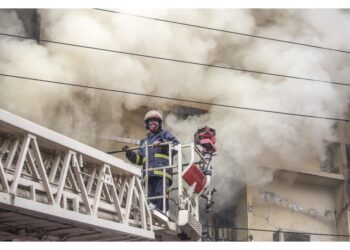 Dopo un incendio. Nei contenitori anche sostanze infiammabili