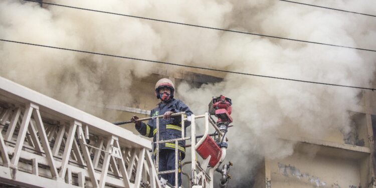 Dopo un incendio. Nei contenitori anche sostanze infiammabili