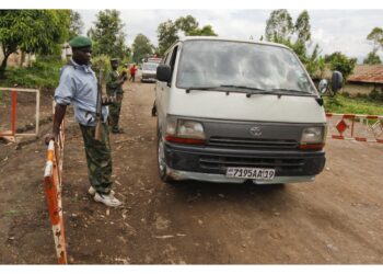 Negozi di proprietà ruandese attaccati e automobili perquisite