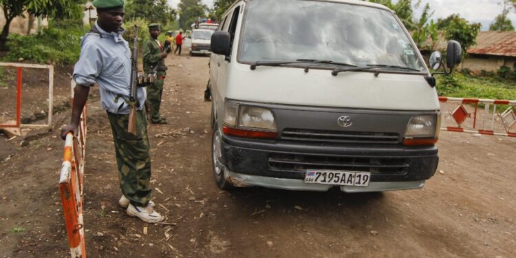 Negozi di proprietà ruandese attaccati e automobili perquisite